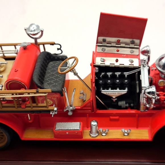 1990 Franklin Mint 1922 Ahrens-Fox R-K-4 model fire engine, wood display stand - Picture 8 of 16